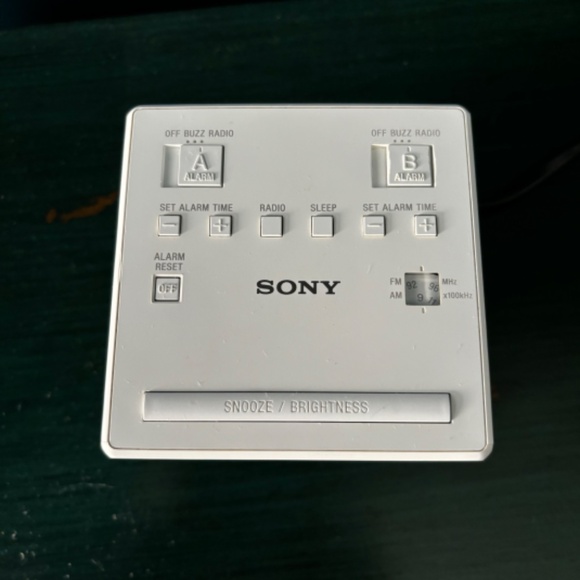 SONY Digital Dual Alarm Clock FM / AM Radio - Model ICF-C1T - White - Picture 5 of 10